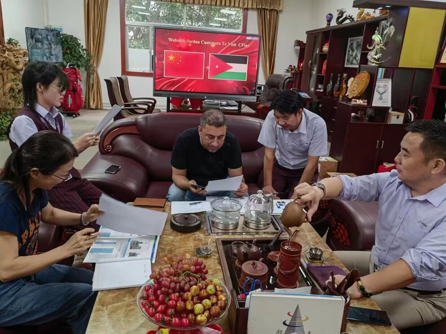 Jordanian clients visit the company for inspection and research on internal mixer equipment(图1)