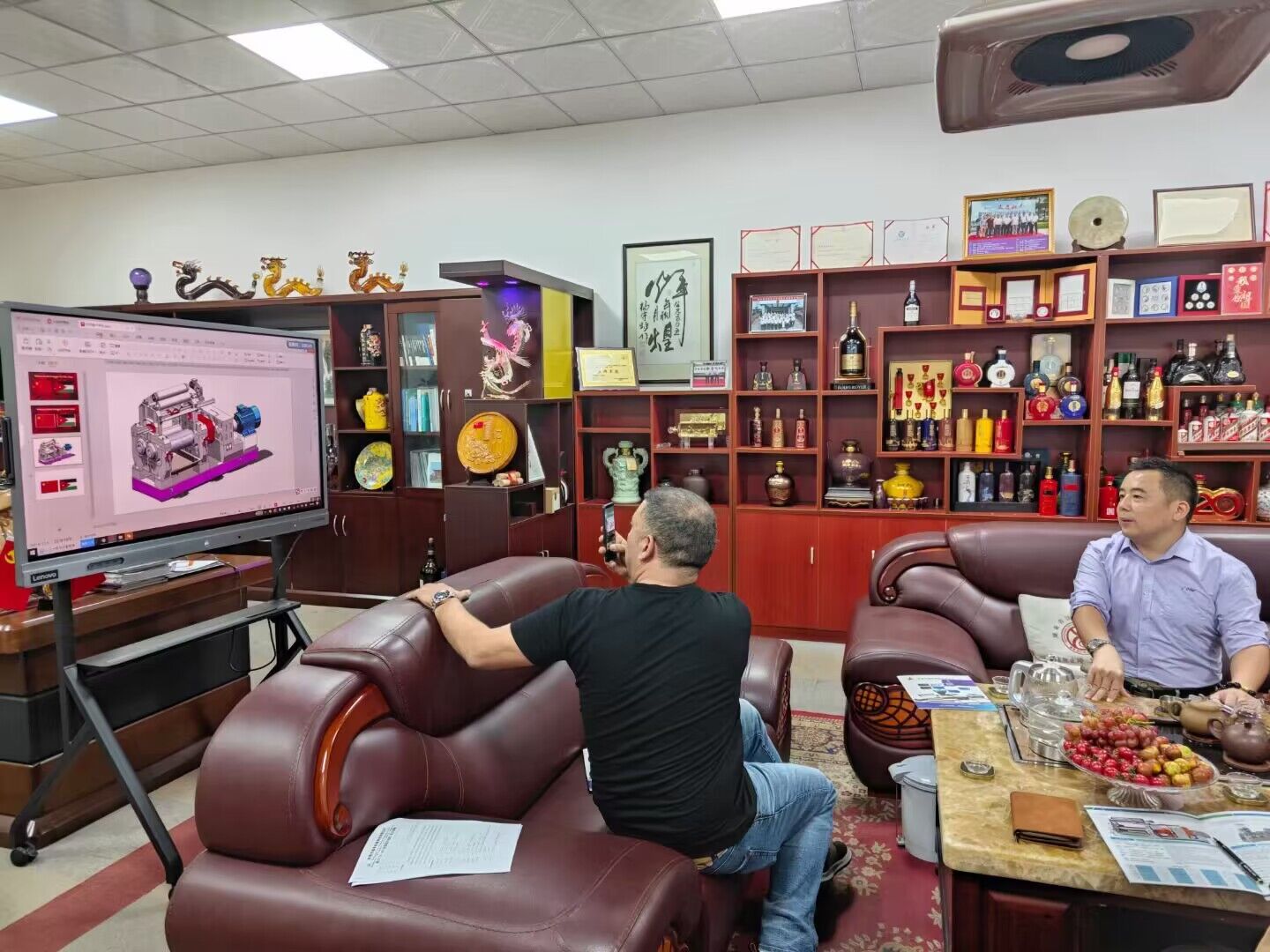 Jordanian clients visit the company for inspection and research on internal mixer equipment(图2)