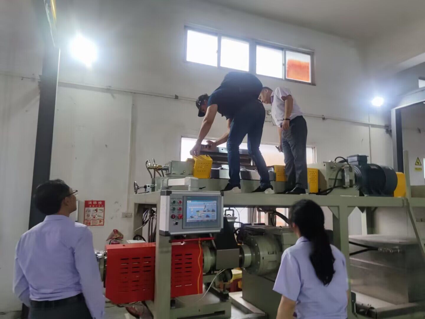 Chilean customer visits our factory to inspect the internal mixer(图3)
