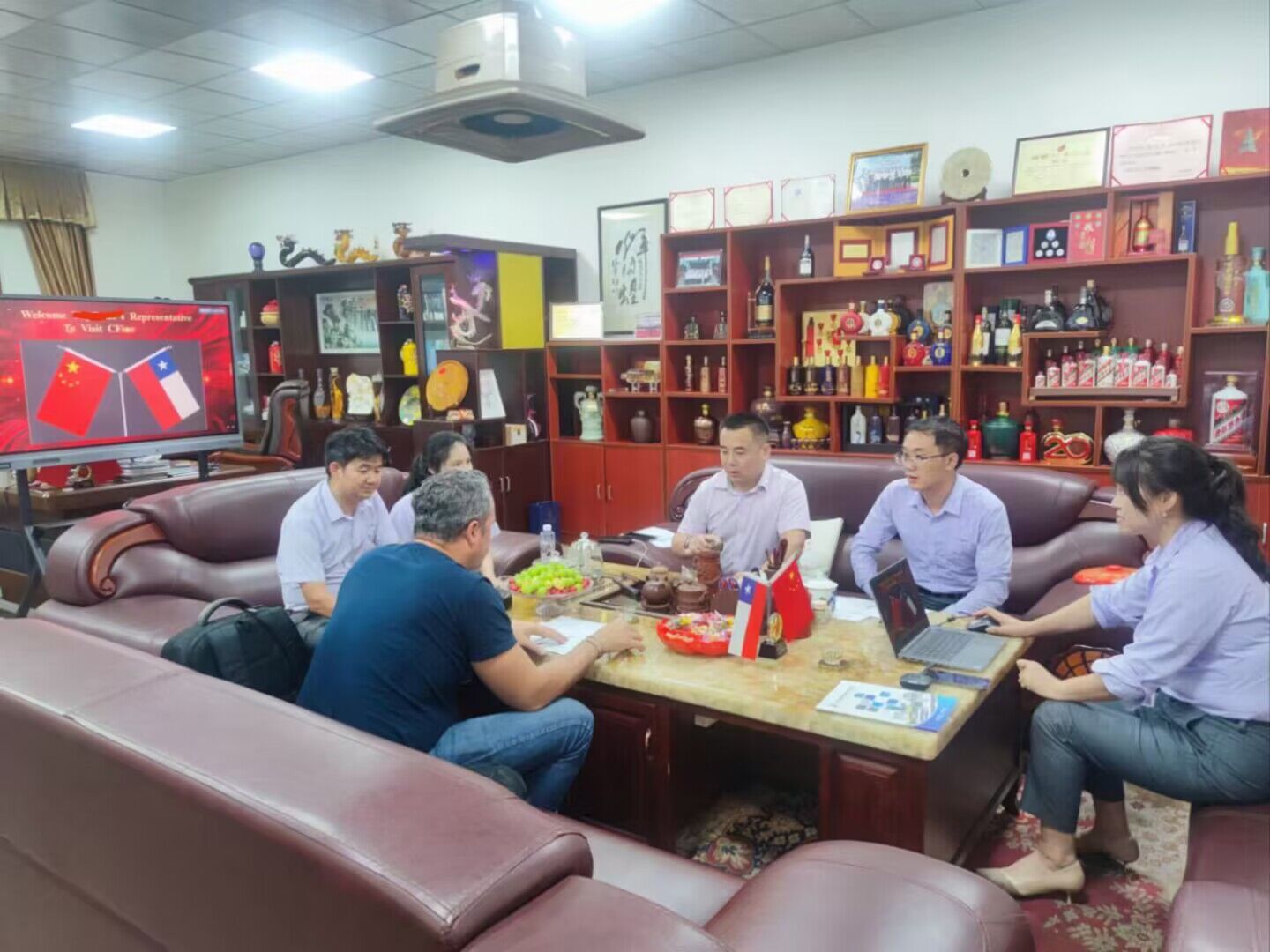 Chilean client visits our company for in-depth inspection of the internal mixer equipment(图2)