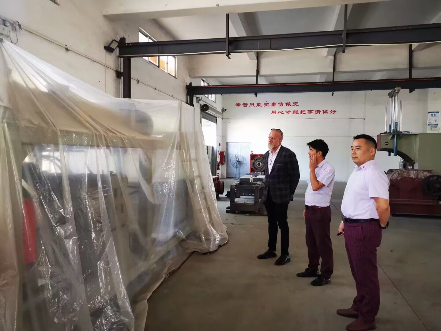 American customers visit our company to inspect metal powder mixing machines(图2)